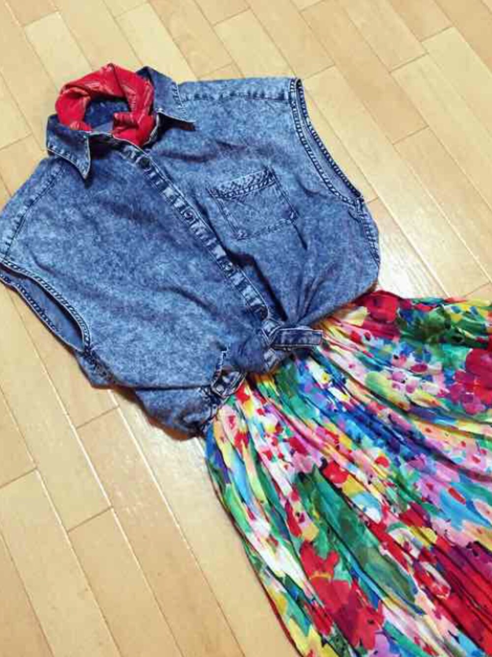「古着、花柄スカート、スカーフアレンジ、デニムシャツ」｜「古着のアイテム（スカート、その他）」を使った、@kowakaba@さん（レディース・163cm）の冬コーディネートの1枚目の写真