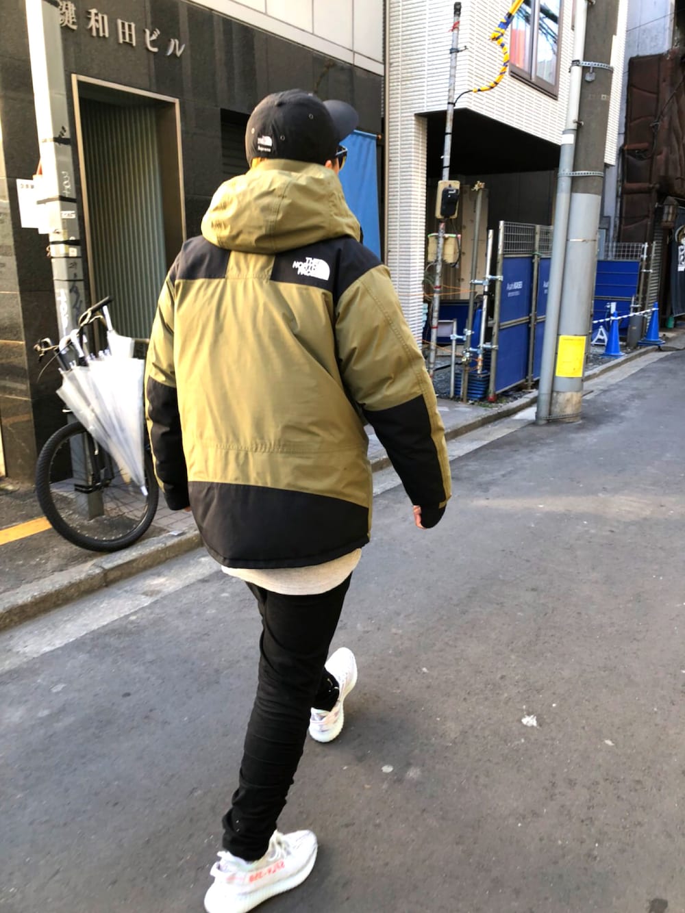 「シンプル、シュプリーム、supreme、Supreme x The North Face、northface、ノースフェイス、H&M、アディダス、yeezy、イージーブースト」｜「Supreme のアイテム（キャップ、ブラック系）」を使った、taw_fdmさん（メンズ・177cm）の冬コーディネートの1枚目の写真
