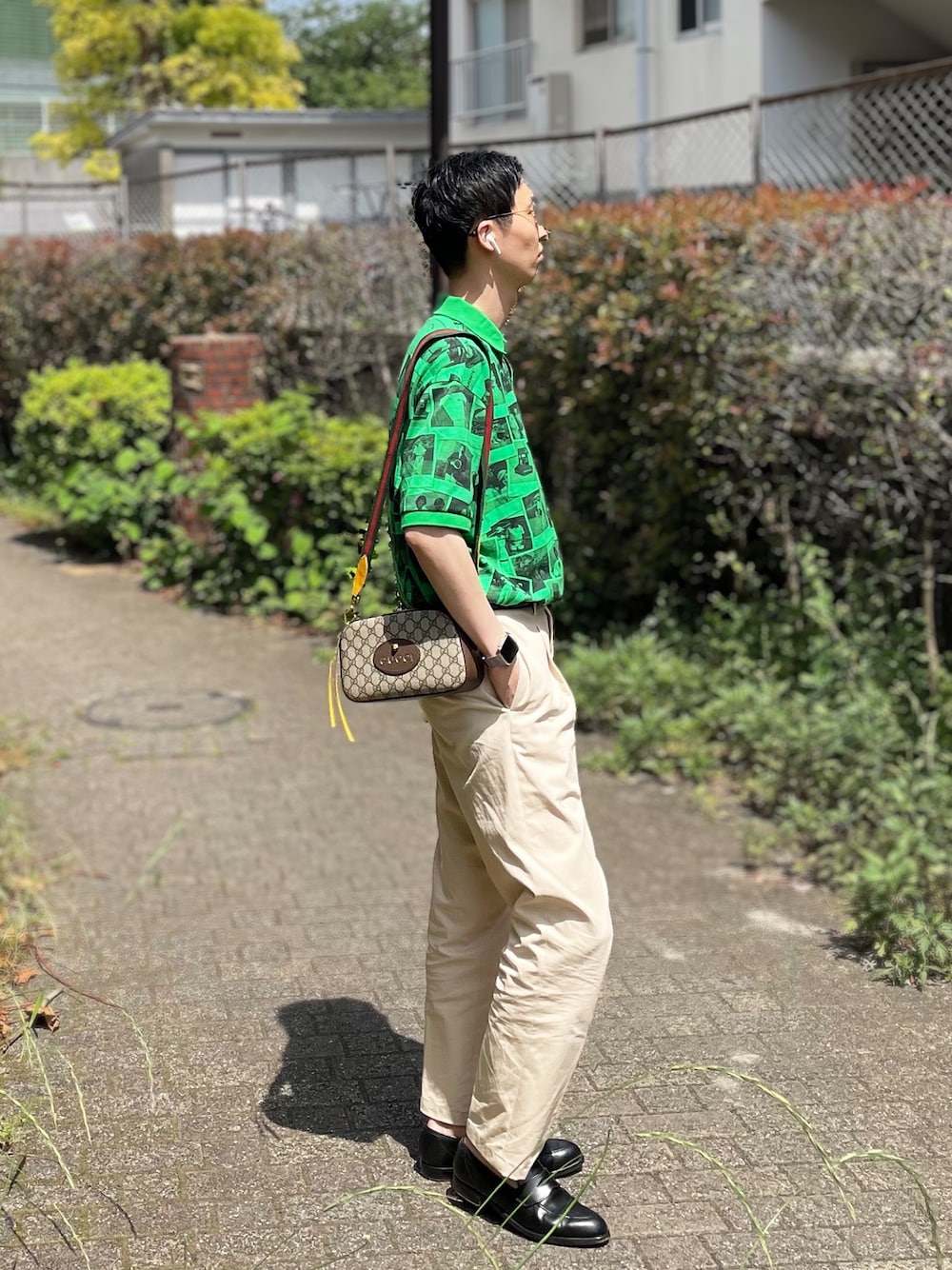 GUCCIブラック・ボディバッグ・肩掛け メンズ 春コーデ 美品‼︎ GUCCIのショルダーバッグを使ったメンズ人気ファッション