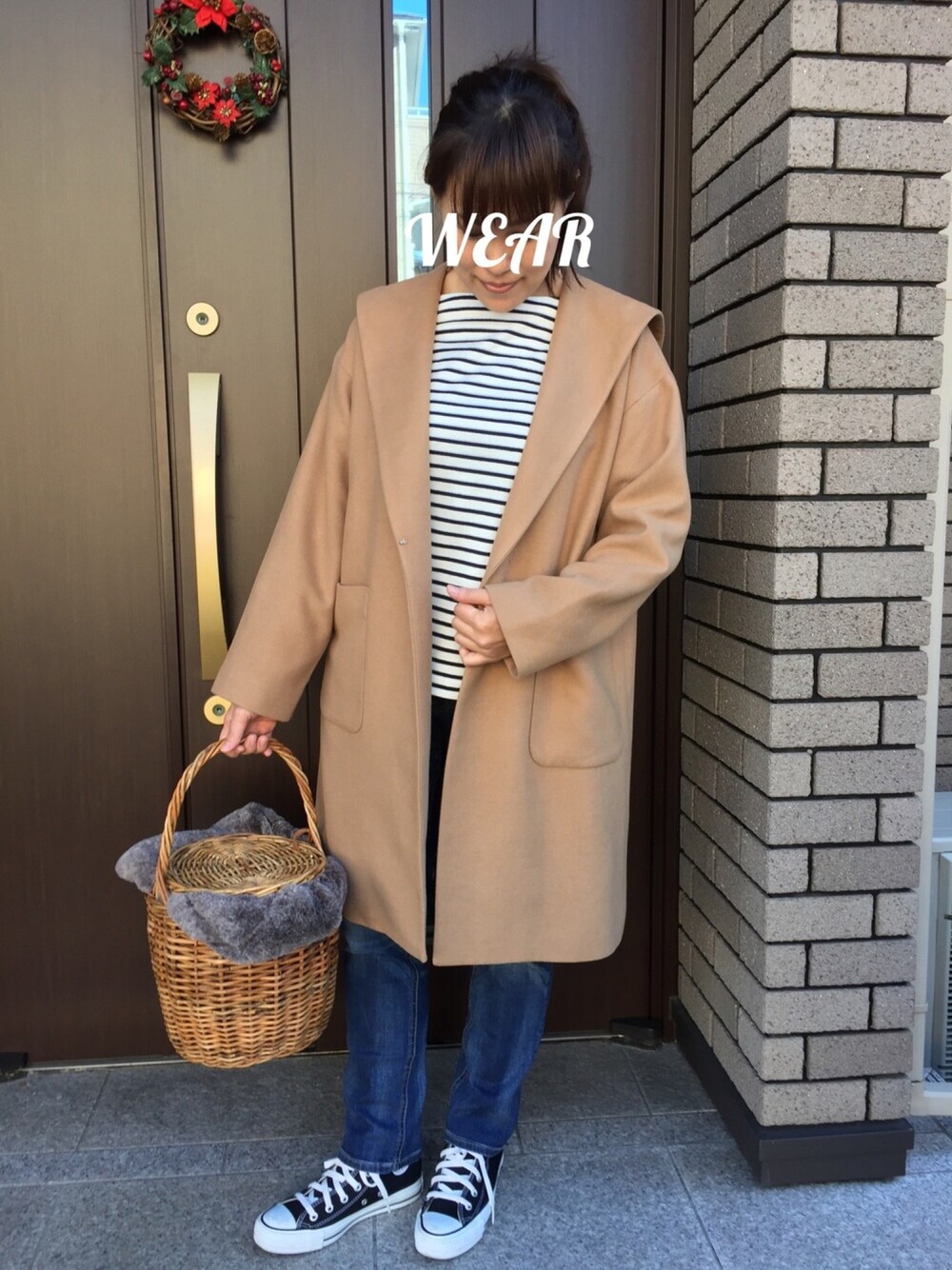 「outfit、シンプルコーデ、冬のコーデ、デニム、コート、ボーダー、かごバッグ、GU、ハイカットスニーカー、ママコーデ」｜「GUのアイテム（ジャケット/アウター、ベージュ系）」を使った、Jun*さん（レディース・157cm）の冬コーディネートの1枚目の写真