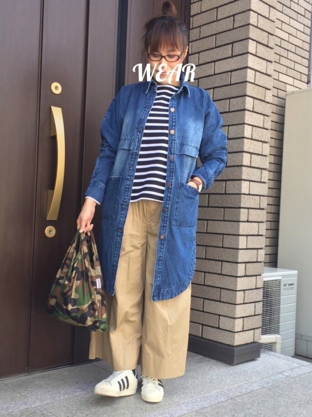 ベージュ系のその他パンツ、ホワイト系のスニーカー、ブルー系のデニムジャケットを着用したレディースの春コーディネートの1枚目の写真