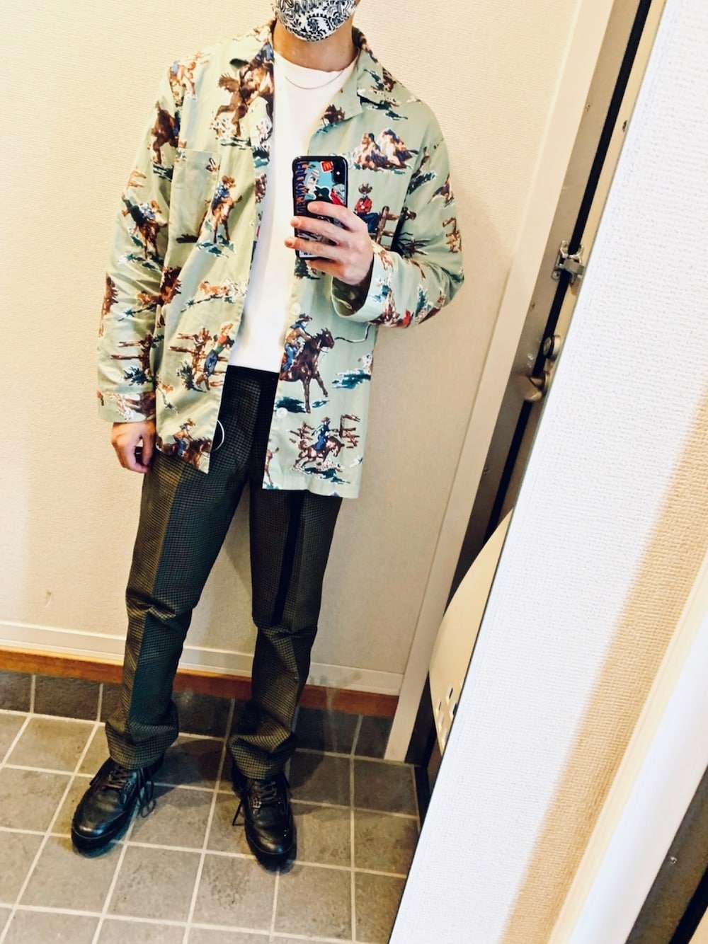 「大人カジュアル、夏コーデ、シャツスタイル、スラックス、白Tシャツ、梅雨、雨の日コーデ、カジュアルコーデ、タックイン、マスク」｜「Hender SchemeのHender Scheme manual industrial products 10 (mip-10)（スニーカー、ブラック系）」を使った、SUN gioco CHEMBERILNさん（メンズ・170cm）の夏コーディネートの1枚目の写真
