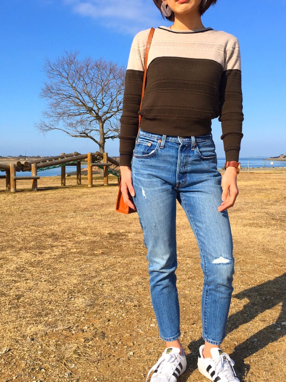 「Levi's、levis 501、スキニーデニム」｜「Levi'sのアイテム（デニムパンツ、ブルー系）」を使った、comiさん（レディース・158cm）の春コーディネートの1枚目の写真