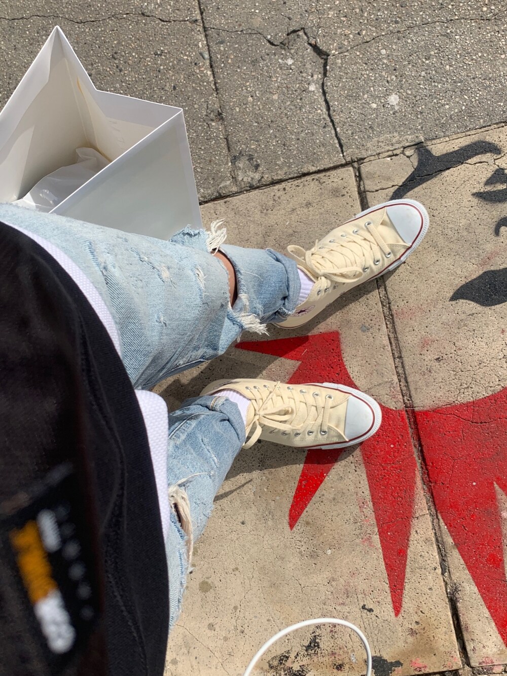 「Los Angeles、hollywood、Melrose Avenue、スポーツミックス、古着コーデ」｜「CONVERSEの【CONVERSE】ALLSTAR　HIGH CUT SNEAKERS（スニーカー、ベージュ系）」を使った、tashikunさん（メンズ・163cm）の春コーディネートの1枚目の写真