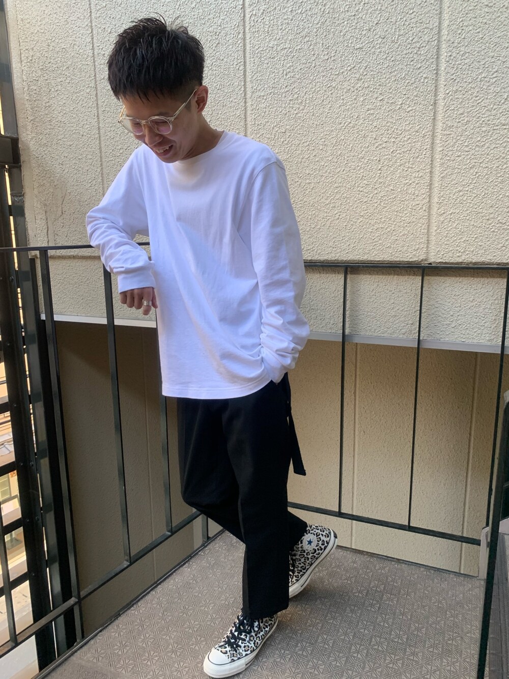 「converse、おしゃれさんと繋がりたい、スニーカー」｜「GUの（GU）クルーネックＴ（長袖）B（トップス、ホワイト系）」を使った、tashikunさん（メンズ・163cm）の春コーディネートの1枚目の写真