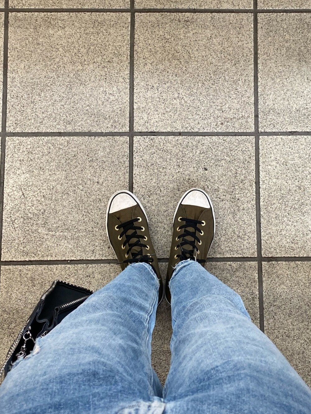 「秋コーデ、デニム、プチプラ、スニーカーコーデ、スニーカー、VANS、足元」｜「VANSのアイテム（スニーカー、グリーン系）」を使った、booさん（レディース・165cm）の秋コーディネートの1枚目の写真