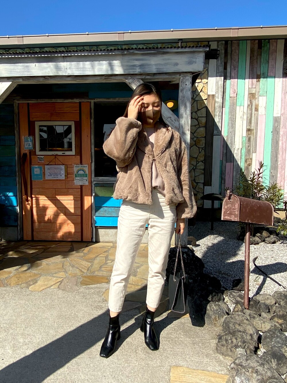 「休日スタイル、春カラー、GRL、grlコーデ、ショートブーツ、ホワイトパンツ」｜「GRLのアイテム（ジャケット/アウター、ベージュ系）」を使った、booさん（レディース・165cm）の冬コーディネートの1枚目の写真