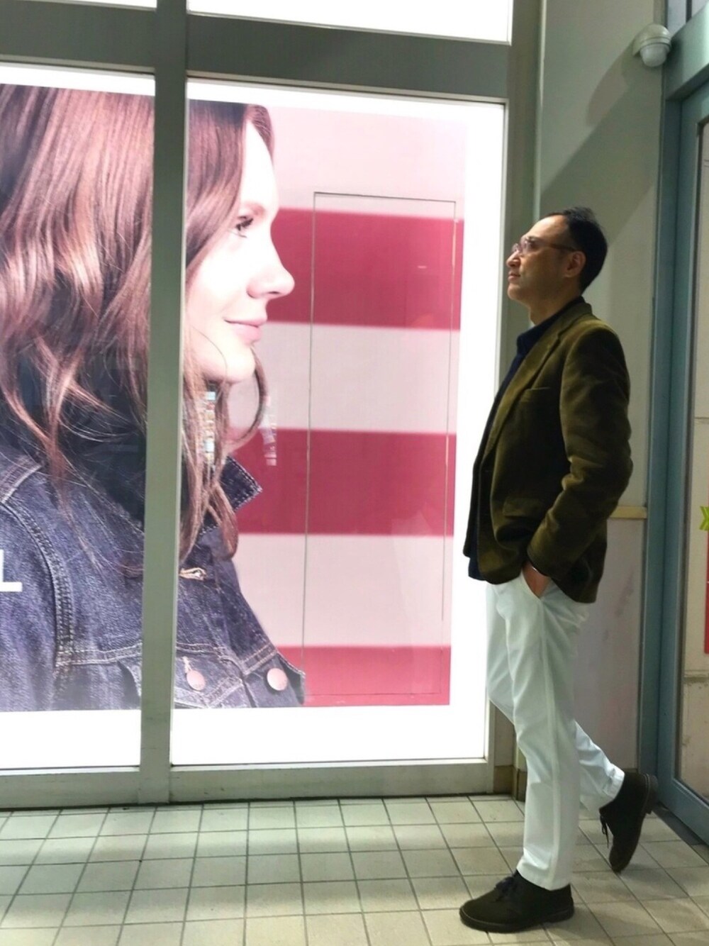 「休日スタイル、大人カジュアル、ブルックスブラザーズ、200周年、デザートブーツ、映画ノッティングヒルの恋人、エルヴィス・コステロ、ヒュー・グラント、GAP前、コーデュロイジャケット」｜「BROOKS BROTHERSのアイテム（テーラードジャケット、グリーン系）」を使った、Tomさん（メンズ・180cm）の冬コーディネートの1枚目の写真