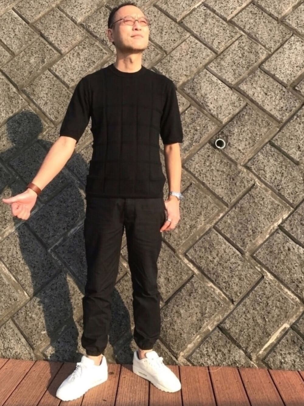 「休日スタイル、大人カジュアル、モノトーン、レザーブレスレット、エルメス、レザースニーカー、airmax、格子柄、ナイキ、リップストップ」｜「ikkaのアイテム（ニット/セーター、ブラック系）」を使った、Tomさん（メンズ・180cm）の秋コーディネートの1枚目の写真