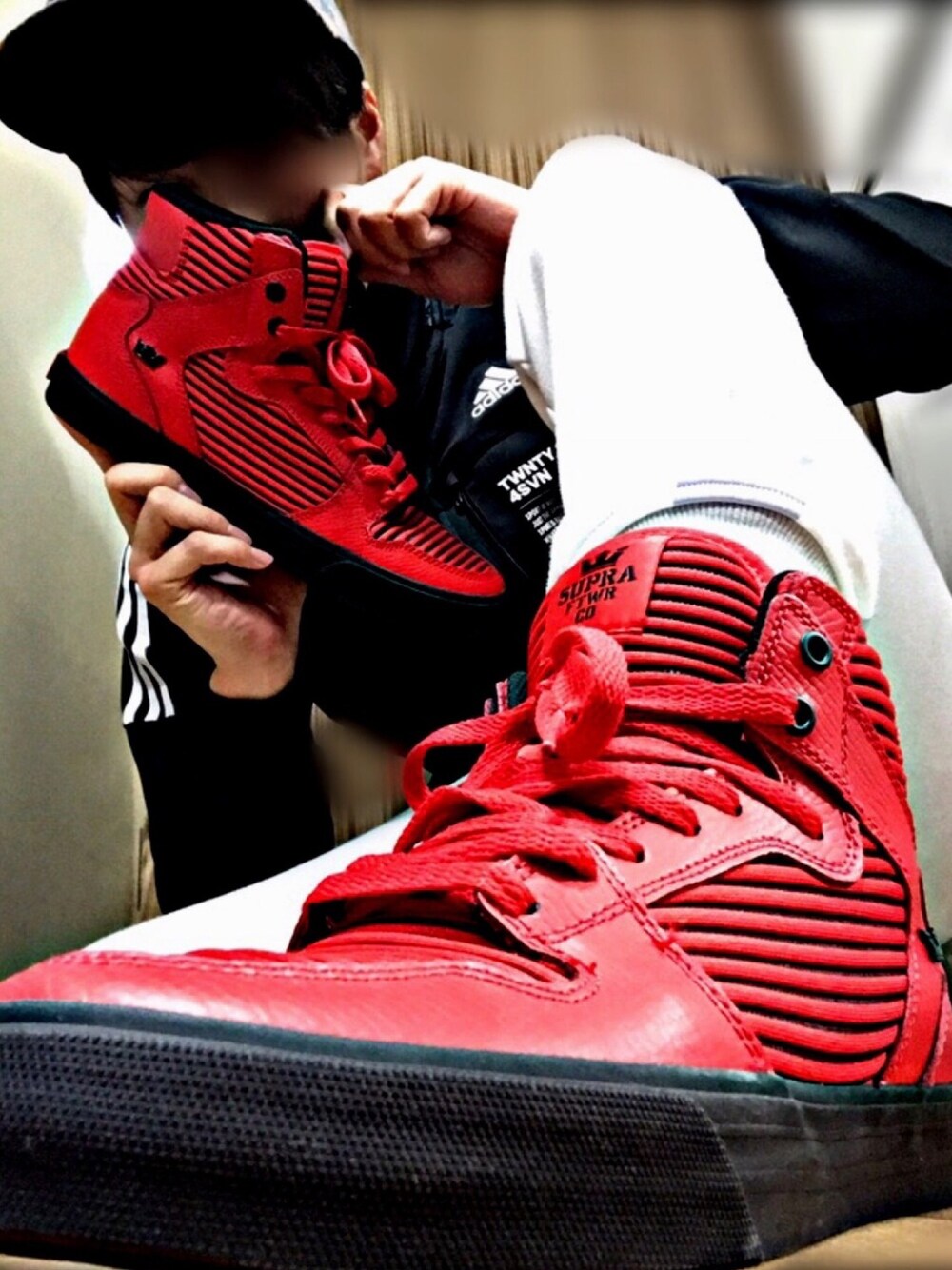 「SUPRA、supravaider、ハイカットスニーカー、ローカット」｜「SUPRAのアイテム（スニーカー、レッド系）」を使った、ryoさん（メンズ・179cm）の夏コーディネートの1枚目の写真