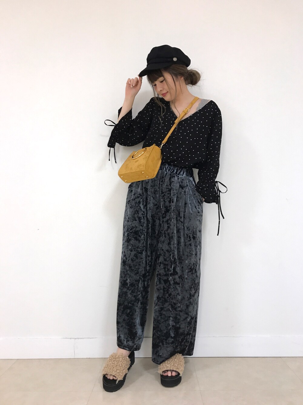 ブラック系のシャツ/ブラウス、ブルー系のその他パンツ、イエロー系のショルダーバッグを着用したレディースの夏コーディネートの1枚目の写真