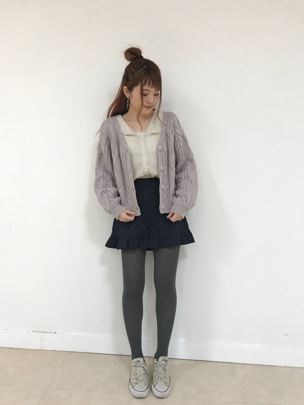ホワイト系のシャツ/ブラウス、グレー系のカーディガン/ボレロ、ブルー系のその他パンツを着用したレディースの冬コーディネートの1枚目の写真