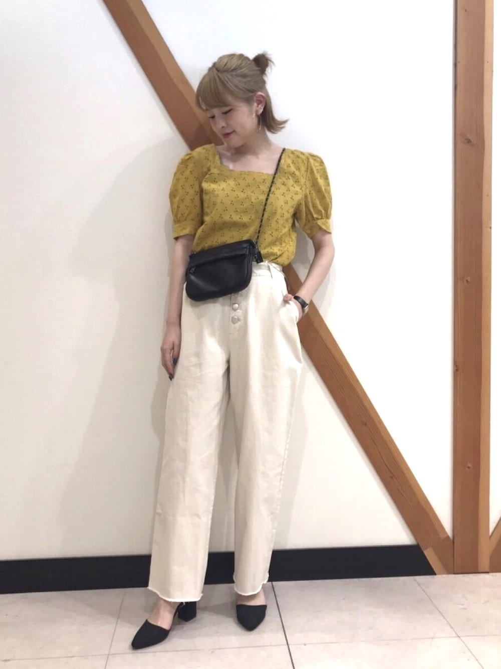 イエロー系のシャツ/ブラウス、ホワイト系のその他パンツ、ブラック系のショルダーバッグを着用したレディースの夏コーディネートの1枚目の写真