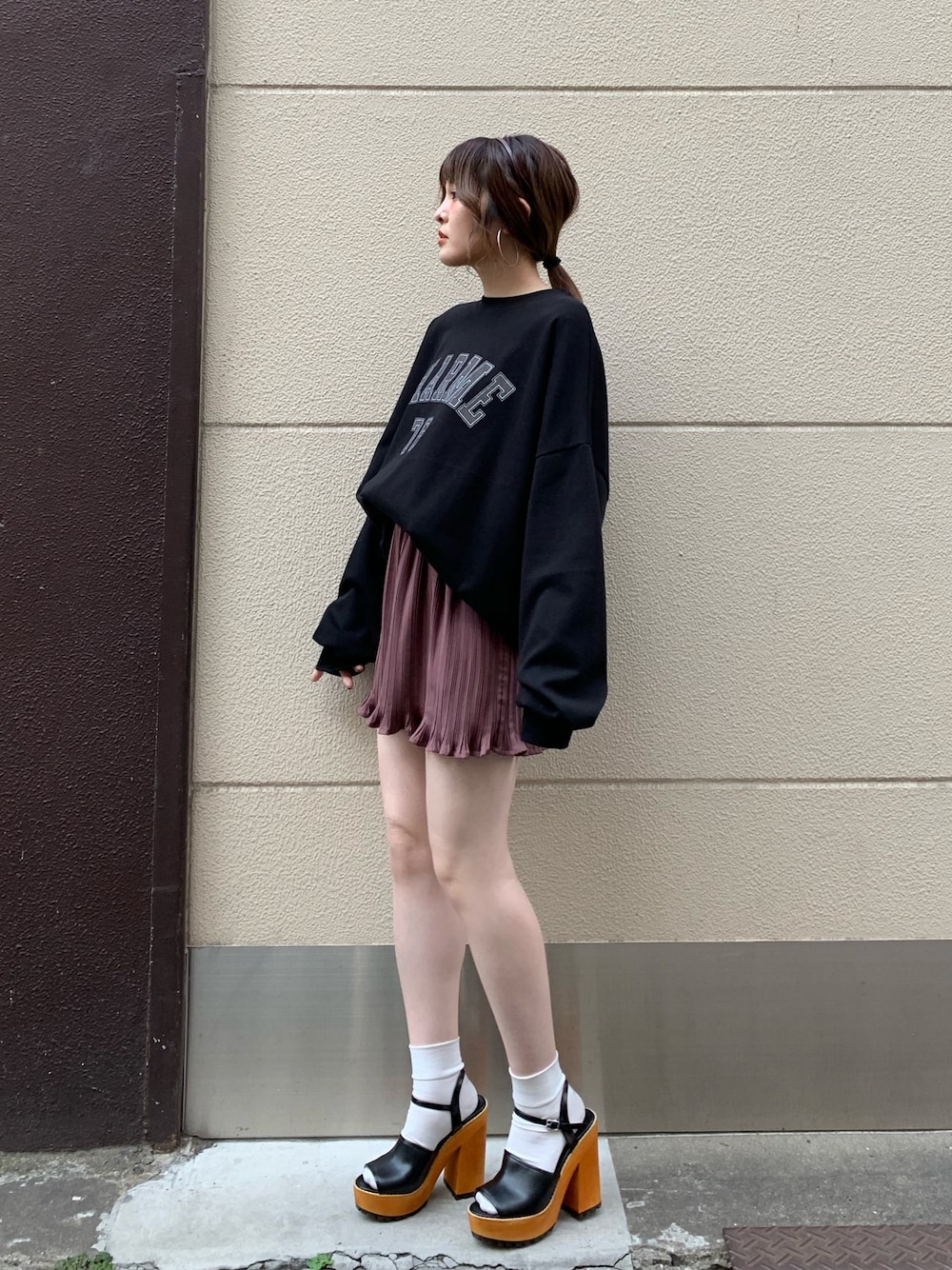 「春、シンプルコーデ、カジュアル、オトナ女子、お花見、スウエット、プリーツスカート、ミニスカート、サンダルに靴下、archives」｜「archivesのアイテム（Tシャツ/カットソー、ブラック系）」を使った、あっちゃんさん（レディース・156cm）の春コーディネートの1枚目の写真