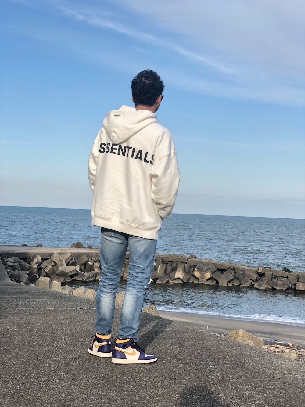 「インスタやってます、お洒落さんとつながりたい、レイカーズ、aj1、エッセンシャルズ、海、ストリート、気軽にフォローお願いします！、いいね、save、フォローお願いします🤑、NIKE」｜「FOG ESSENTIALSのESSENTIALS PULLOVER HOODIE / 裏起毛 バックロゴプリント プルオーバーパーカー（パーカー、ホワイト系）」を使った、石川 晋伍さん（メンズ・175cm）の春コーディネートの1枚目の写真