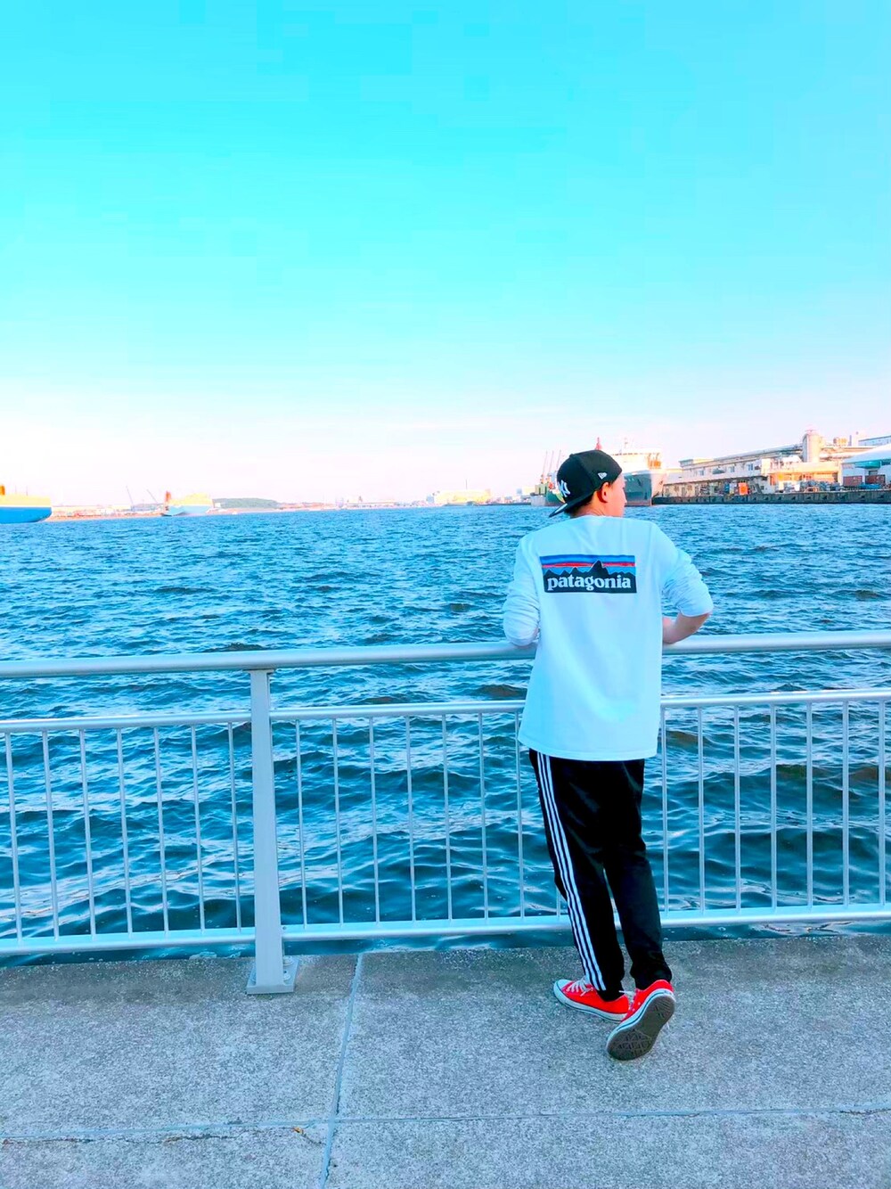 「海、patagonia、おしゃれさんと繋がりたい、いいね、save、フォローお願いします🤑、今日のコーデ、スニーカー、いいね返し、お台場、おしゃれ、服好きな人と繋がりたい」｜「NEW ERAのニューエラ キャップ ニューヨークヤンキース 59FIFTY MLB  NEWERA CAP NEW YORK YANKEES（キャップ、ブラック系）」を使った、石川 晋伍さん（メンズ・175cm）の春コーディネートの1枚目の写真