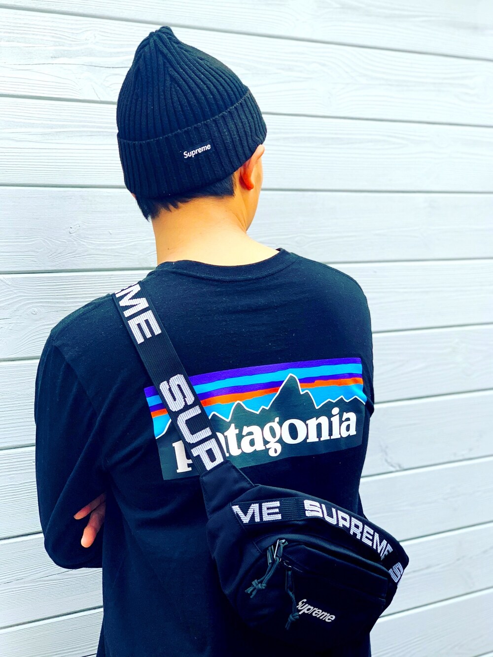 「春、patagonia、supreme、バズる、いいね、save、フォローお願いします🤑、インスタフォローしてね！、ootd、オールブラック、ショルダーバッグ、ストリート」｜「patagoniaのパタゴニア / メンズ・ロングスリーブ・P-6ロゴ・レスポンシビリティー（Tシャツ/カットソー、ブラック系）」を使った、石川 晋伍さん（メンズ・175cm）の春コーディネートの1枚目の写真