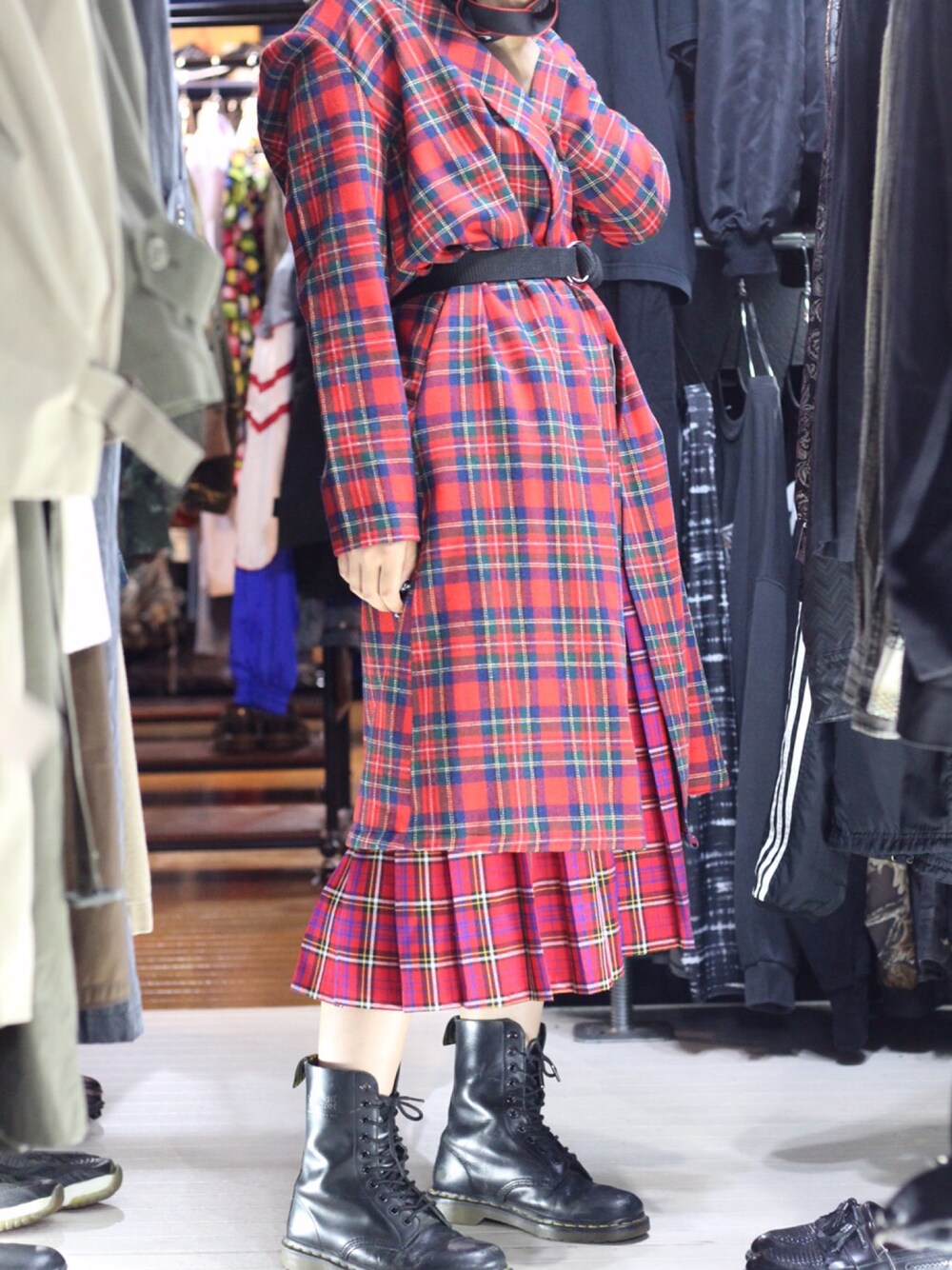 その他のトップス、ブラック系のブーツを着用したレディースの秋コーディネートの1枚目の写真