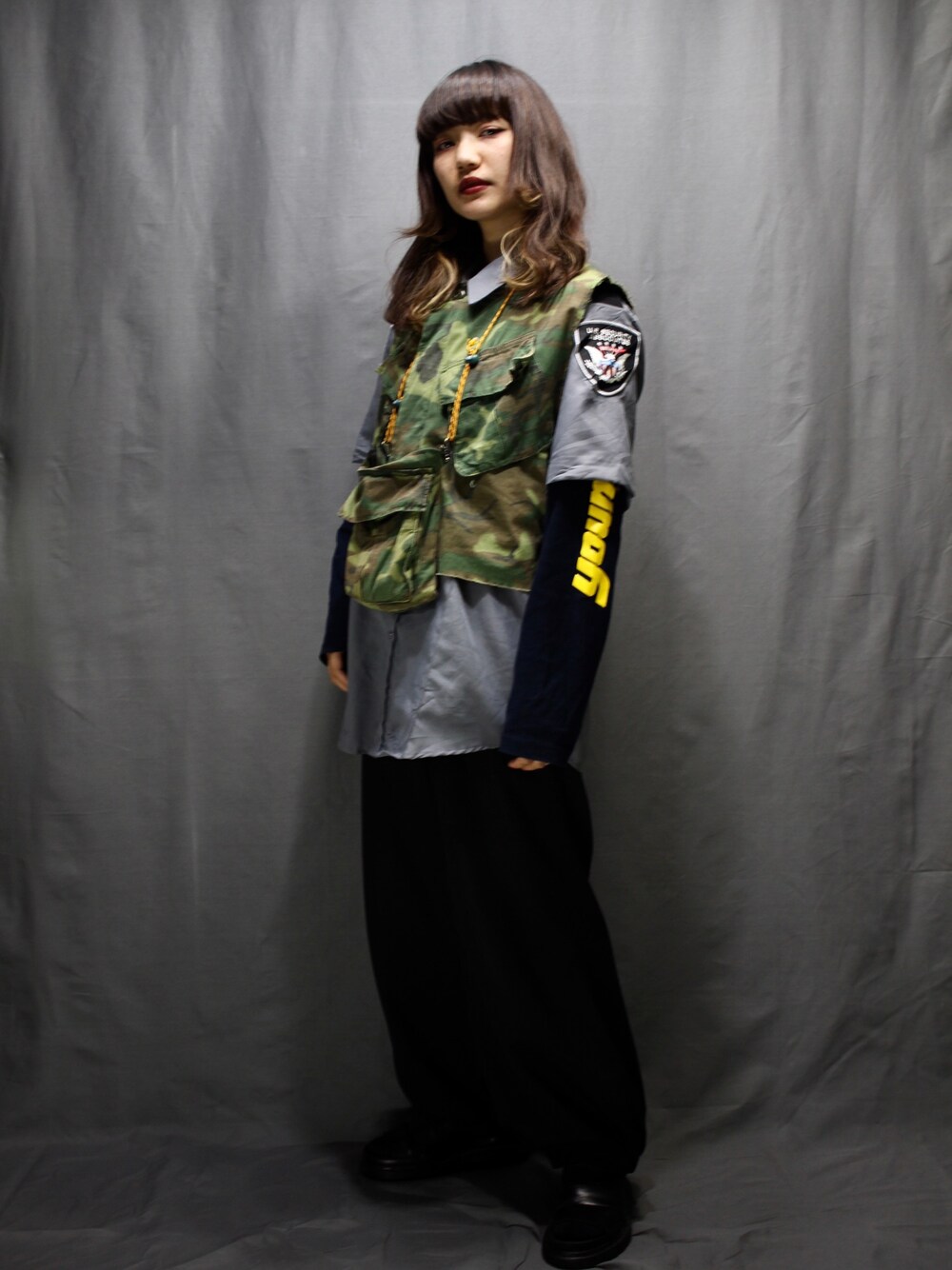 ブルー系のTシャツ/カットソー、ブラック系のスラックス、ブラック系のサンダルを着用したレディースの春コーディネートの1枚目の写真