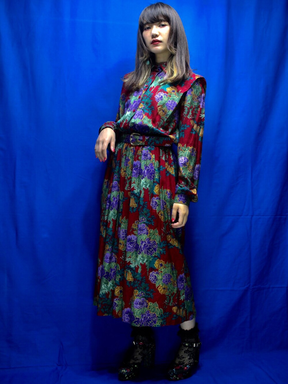 レッド系のワンピース、ブラック系のパンプス、ブラック系のソックス/靴下を着用したレディースの春コーディネートの1枚目の写真