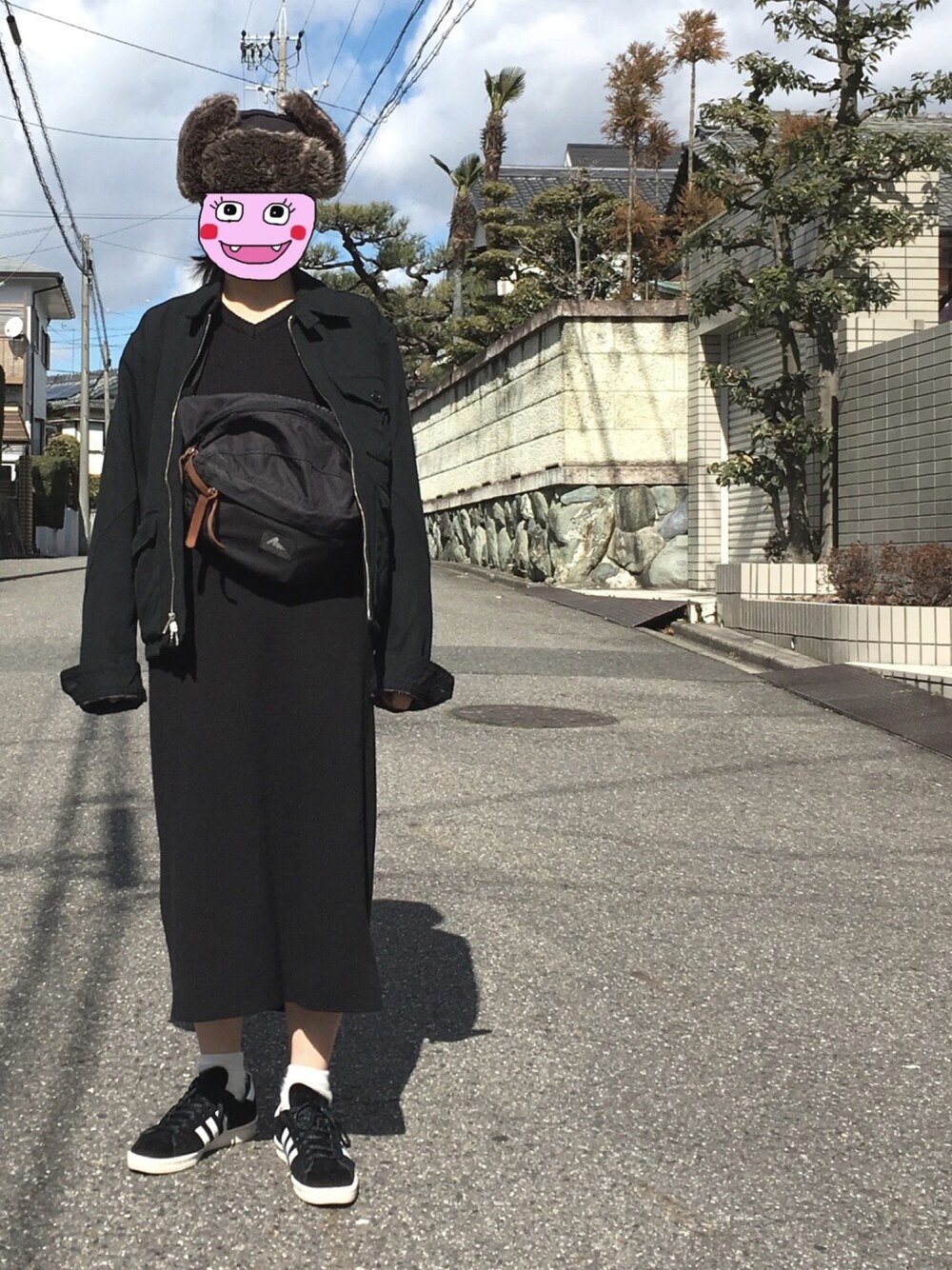 「カジュアル、モノトーン、ブラック、H&M、フライトキャップ、Gregory、ENGINEERED GARMENTS、ニットワンピース、adidas、campus 80's」｜「Engineered Garmentsのアイテム（ブルゾン、ブラック系）」を使った、TAKEさん（レディース・157cm）の冬コーディネートの1枚目の写真