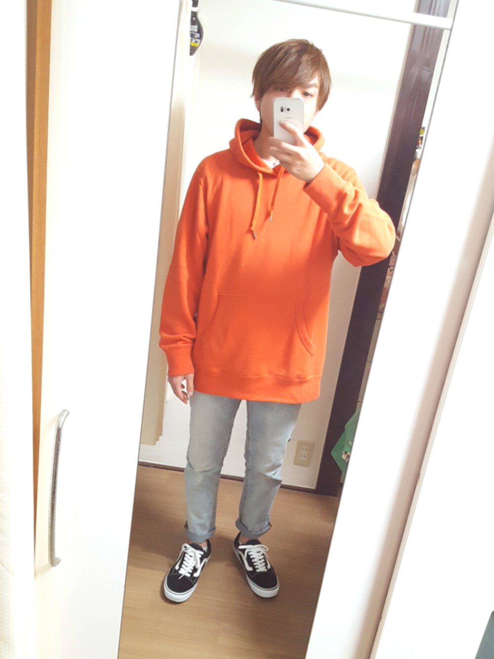 「オレンジ、パーカー、シンプル、カジュアル、オーバーサイズ、ビッグシルエット、ゆったりコーデ」｜「UNIQLOのスウェットプルパーカ（長袖）（パーカー、オレンジ系）」を使った、デニーロさん（メンズ・168cm）の春コーディネートの1枚目の写真