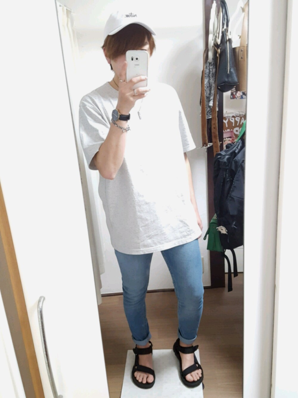 「Tシャツ、スキニー、teva、ロールアップ、オーバーサイズ、キャップ、夏コーデ、カジュアルコーデ、ゆったりコーデ、サンダル」｜「Daniel WellingtonのDANIEL WELLINGTON / CLASSIC BLACK レザーベルト/ローズゴールド 36mm（アナログ腕時計、ブラック系）」を使った、デニーロさん（メンズ・168cm）の春コーディネートの1枚目の写真