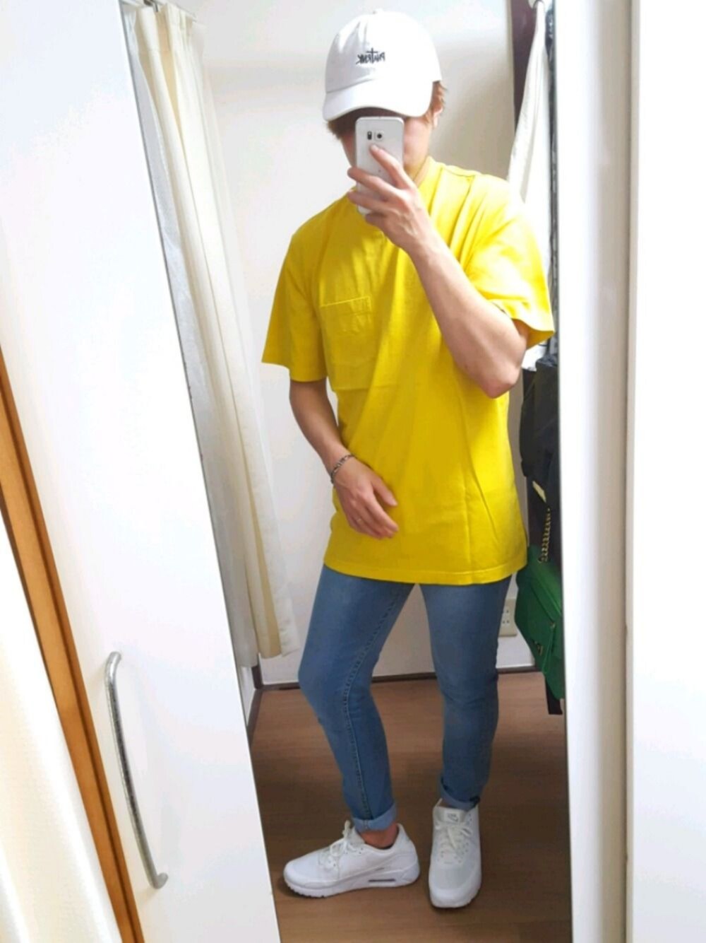 「キャップ、Tシャツ、イエロー、黄色、スニーカー、エアマックス、phatrnk、ストリート、ロールアップ、supreme」｜「PHAtRNKのアイテム（キャップ、ホワイト系）」を使った、デニーロさん（メンズ・168cm）の春コーディネートの1枚目の写真