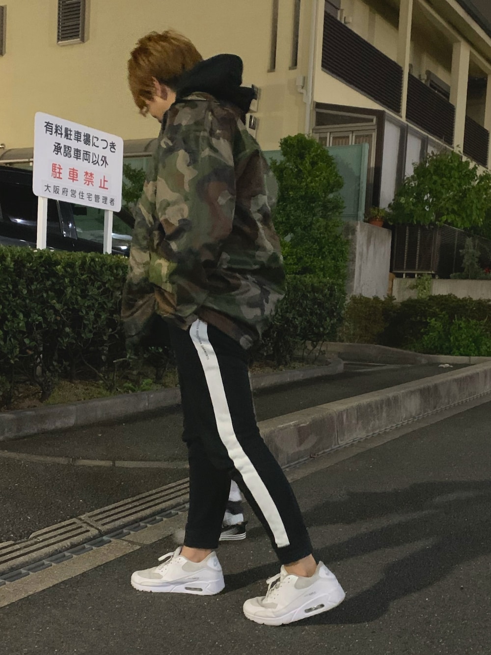 「ストリート、エアマックス、ラインパンツ、迷彩、迷彩ジャケット、古着、秋のコーデ、オーバーサイズ、ビックシルエット、ブラック」｜「NIKEのNIKE AIR MAX 90 ULTRA 2.0 ESSENTIAL【SP】（スニーカー、ホワイト系）」を使った、デニーロさん（メンズ・168cm）の秋コーディネートの1枚目の写真
