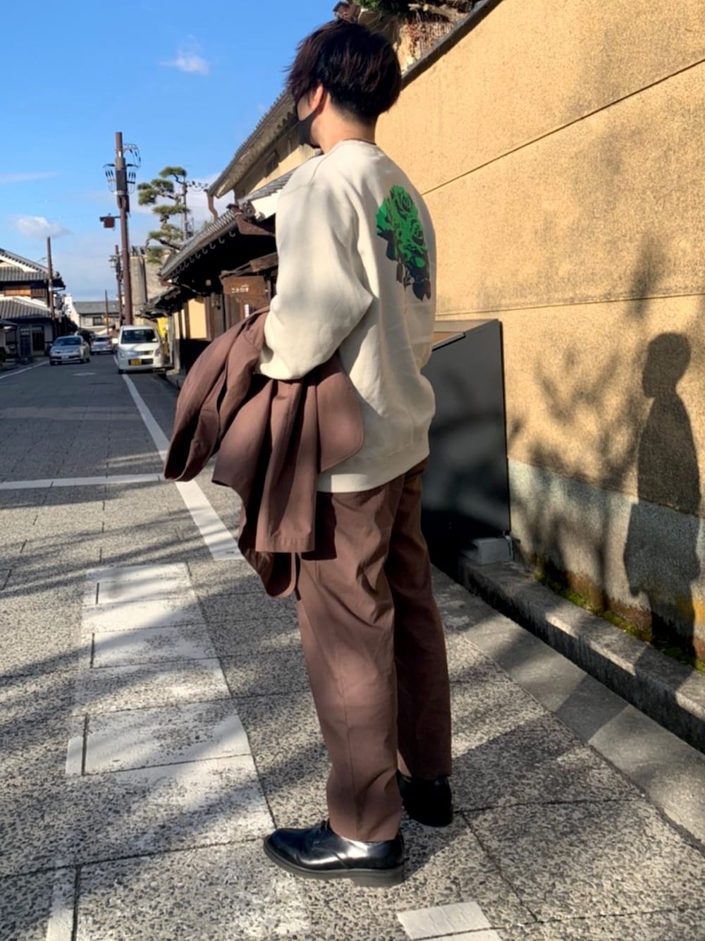 「トレーナー、革靴、ストリートMIX、ブラウン、オーバーサイズ、バックプリント、シンプルコーデ、秋のコーデ、お洒落さんとつながりたい、大人カジュアル」｜「HUFのNEU ROSE CREW　 HUFハフ スウェット 店舗限定（スウェット、ホワイト系）」を使った、デニーロさん（メンズ・168cm）の冬コーディネートの1枚目の写真