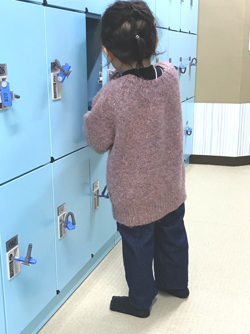 「キッズコーデ、kids、デニムパンツ、休日スタイル、おんなのこコーデ、おんなのこ、女の子コーデ、アーバンリサーチ」｜「UNIQLOのGIRLS リブハイネックT（長袖）（その他トップス、ブラック系）」を使った、me-☆i-さん（キッズ・90cm）の冬コーディネートの1枚目の写真