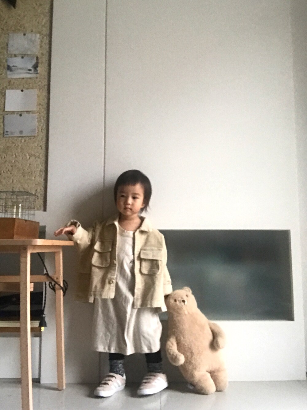「oversize、kids」｜「moshimoshiのアイテム（おもちゃ、ゴールド系）」を使った、林宜弘さん（キッズ・90cm）の秋コーディネートの1枚目の写真