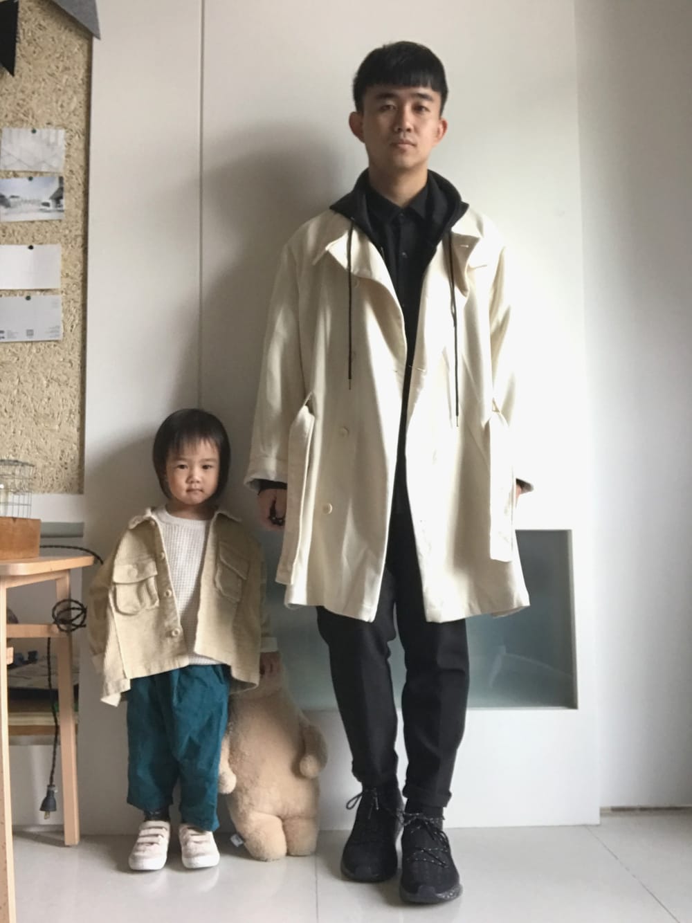 「autumn、oversize、kids、trench coat、family」｜「DNAのアイテム（トレンチコート、ベージュ系）」を使った、林宜弘さん（メンズ・165cm）の冬コーディネートの1枚目の写真
