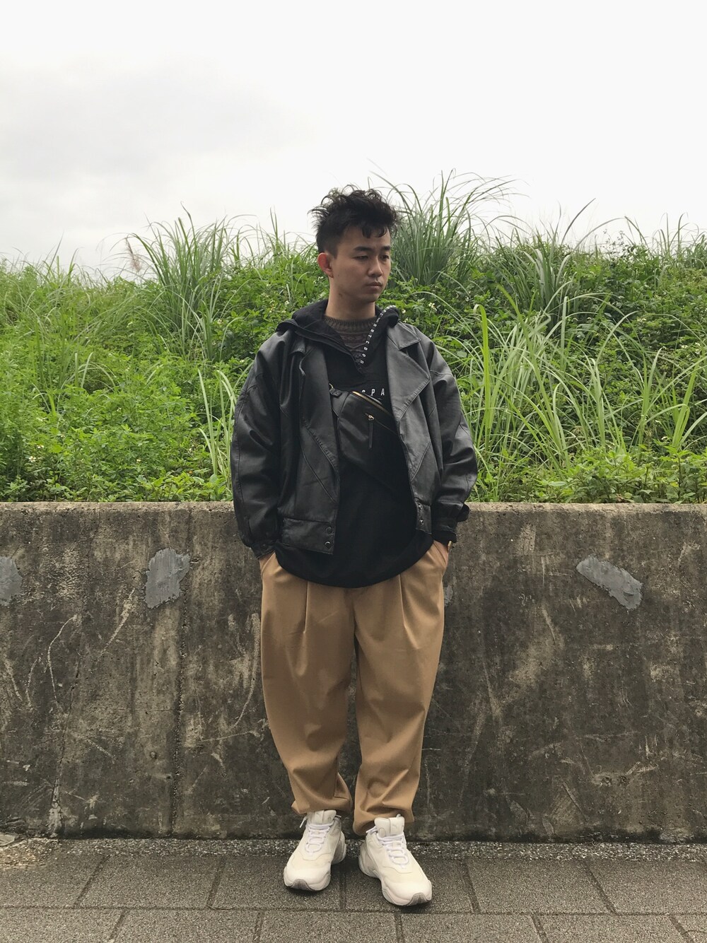 「spring、layering、vintage、ciaopanic、PUMA thunder spectra」｜「CIAOPANICのアイテム（チノパンツ、ゴールド系）」を使った、林宜弘さん（メンズ・165cm）の春コーディネートの1枚目の写真