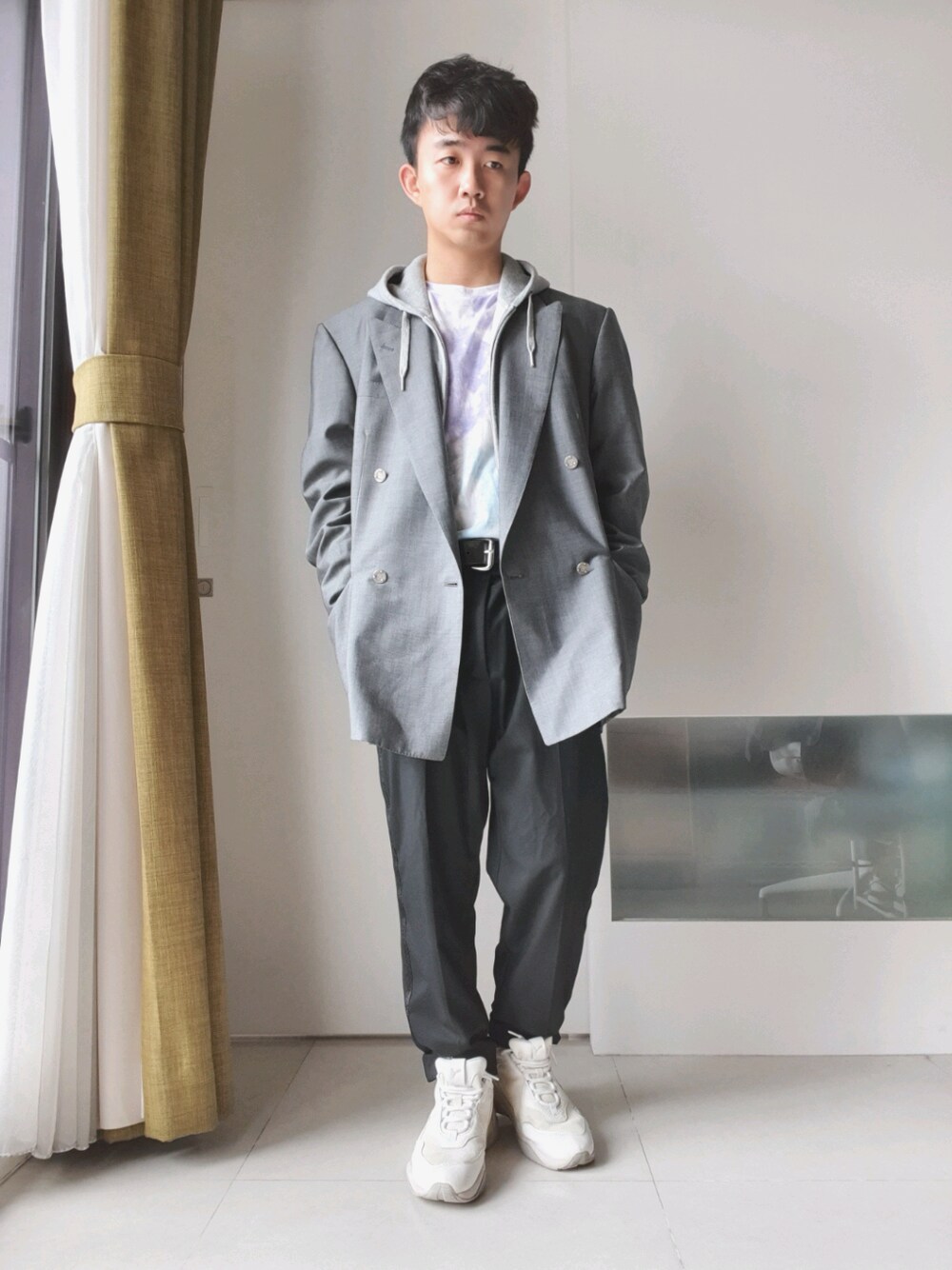 「VINTAGE、PUMA thunder spectra、mix and match、christian dior」｜「Christian Diorのアイテム（スーツジャケット、グレー系）」を使った、林宜弘さん（メンズ・165cm）の春コーディネートの1枚目の写真