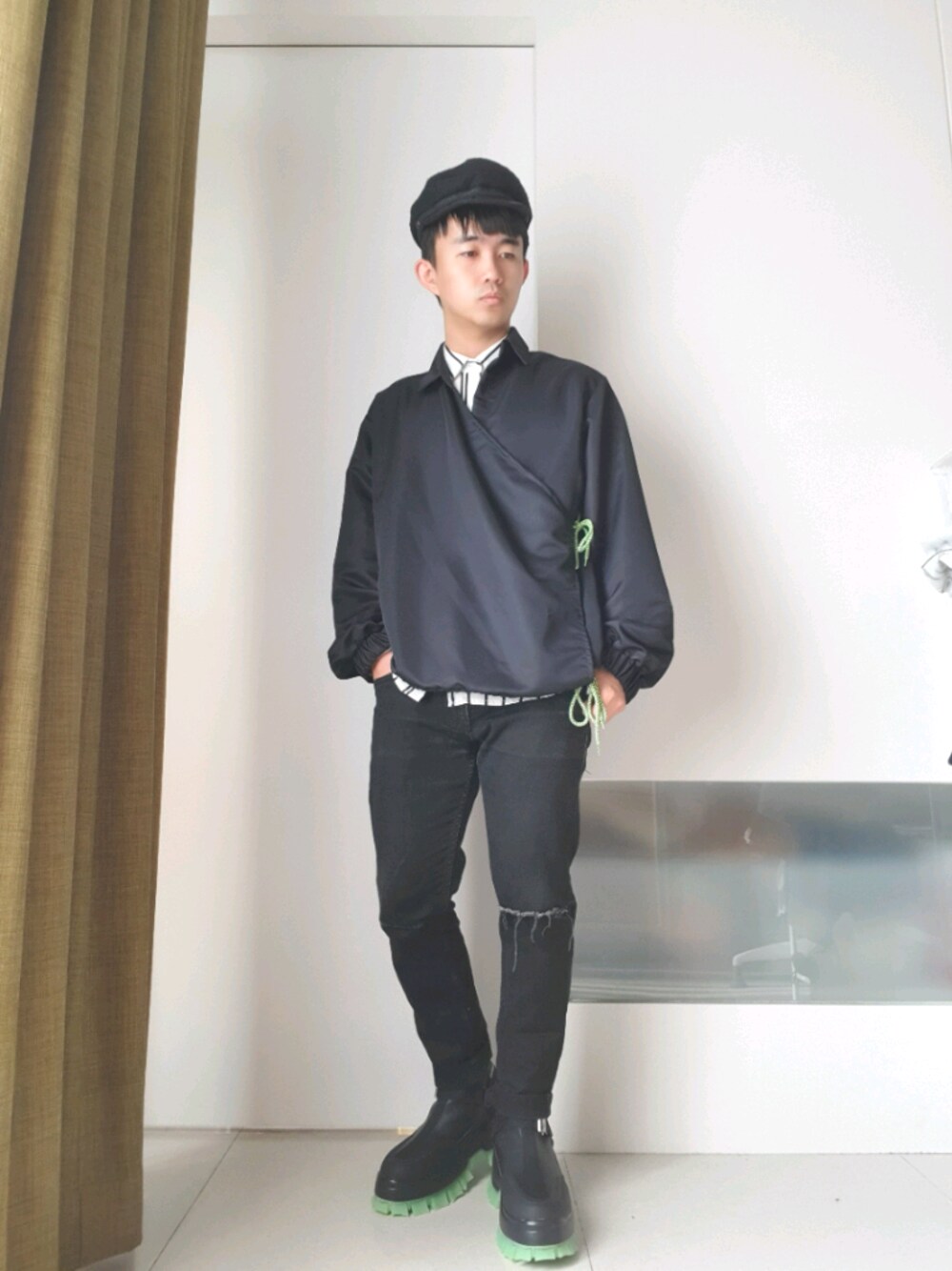 「spring、chunkysneakers、Reclaimed Vintage、kimono、ALLBLACK」｜「Reclaimed Vintagのアイテム（シャツ/ブラウス、ブラック系）」を使った、林宜弘さん（メンズ・165cm）の春コーディネートの1枚目の写真