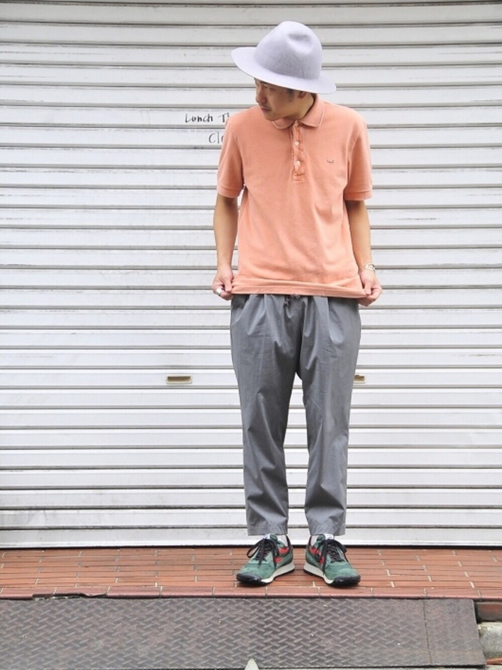 「ootd、LACOSTE、ポロシャツ、イージーパンツ、ランニングシューズ、古着、HEALTH、休日スタイル、カジュアル、シンプルコーデ」｜「LACOSTEのアイテム（ポロシャツ、ピンク系）」を使った、TsukasaKanamaruさん（メンズ・168cm）の夏コーディネートの1枚目の写真