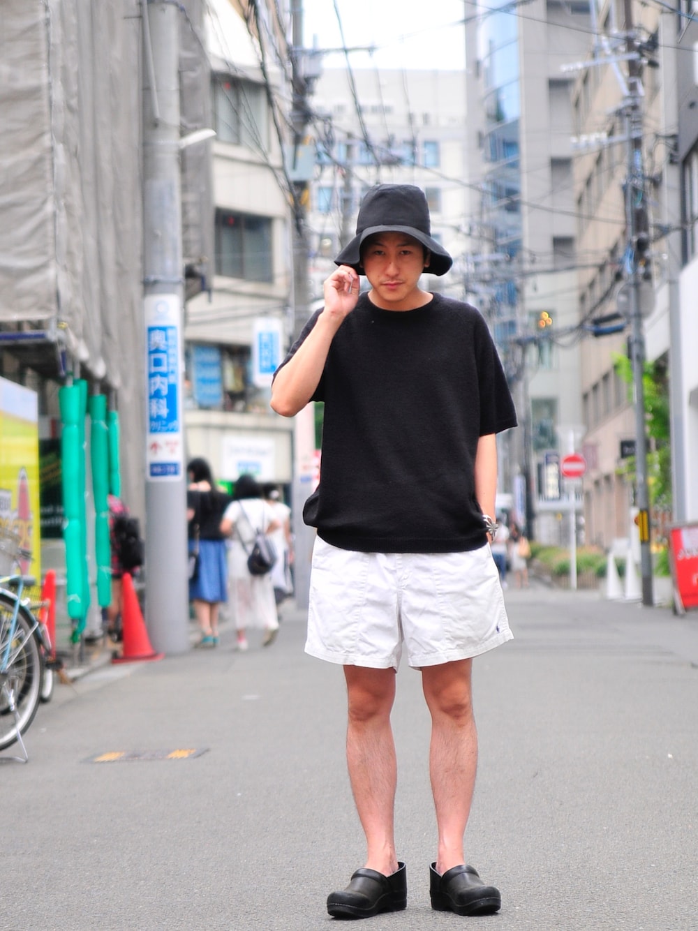 「夏コーデ、シンプルコーデ、大人カジュアル、モノトーンコーデ、ootd、サマーニット、ショートパンツ」｜「古着のアイテム（ニット/セーター、ブラック系）」を使った、TsukasaKanamaruさん（メンズ・168cm）の夏コーディネートの1枚目の写真