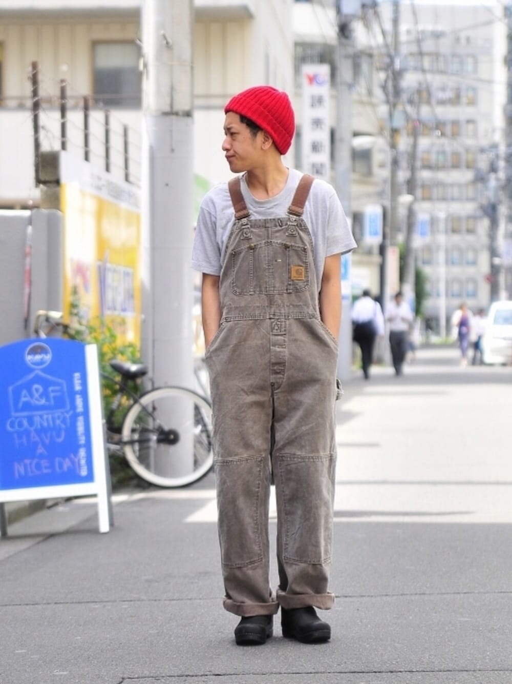 「Tシャツ、オトナカジュアル、ワーク、オーバーオール、ニット帽、carhartt、カーハート、シンプル」｜「Carharttのアイテム（サロペット/オーバーオール、ブラウン系）」を使った、TsukasaKanamaruさん（メンズ・168cm）の夏コーディネートの1枚目の写真