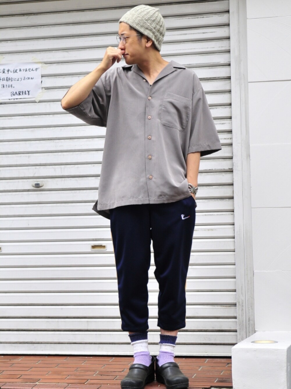 「ジャージ、ビックシルエット、リラックススタイル、カジュアルコーデ、streetstyle、スポーツミックス、古着MIX、古着、半袖シャツ、めがね」｜「古着のアイテム（シャツ/ブラウス、グレー系）」を使った、TsukasaKanamaruさん（メンズ・168cm）の夏コーディネートの1枚目の写真