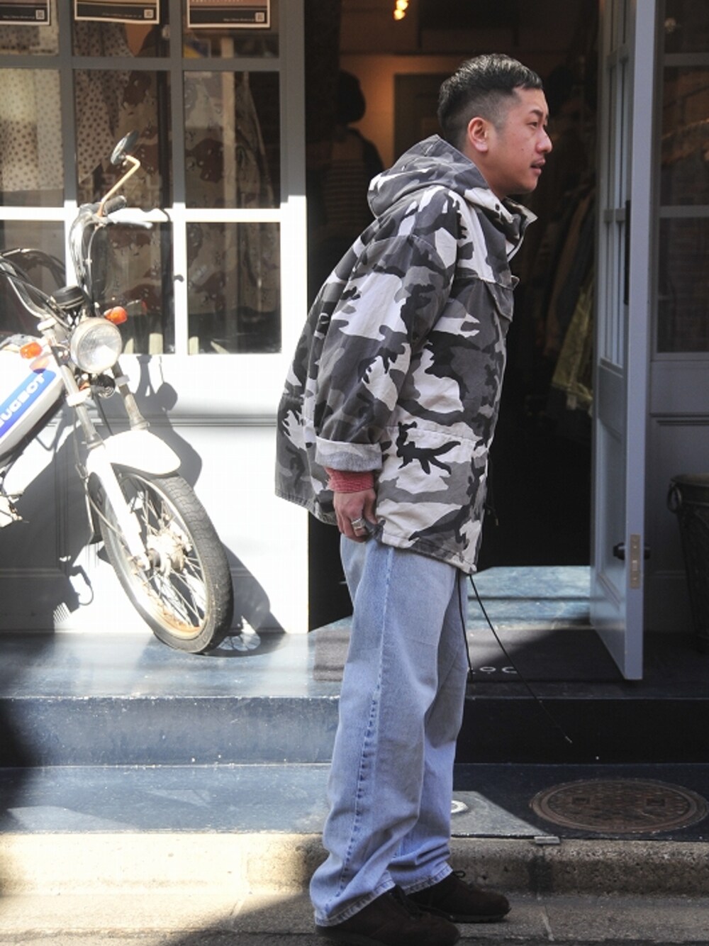 「古着、迷彩、ワイドパンツ、Levi's、アノラックパーカー、古着コーデ、ROTHCO」｜「ROTHCOのROTHCO アノラックパーカー（ミリタリージャケット、ホワイト系）」を使った、TsukasaKanamaruさん（メンズ・168cm）の冬コーディネートの1枚目の写真