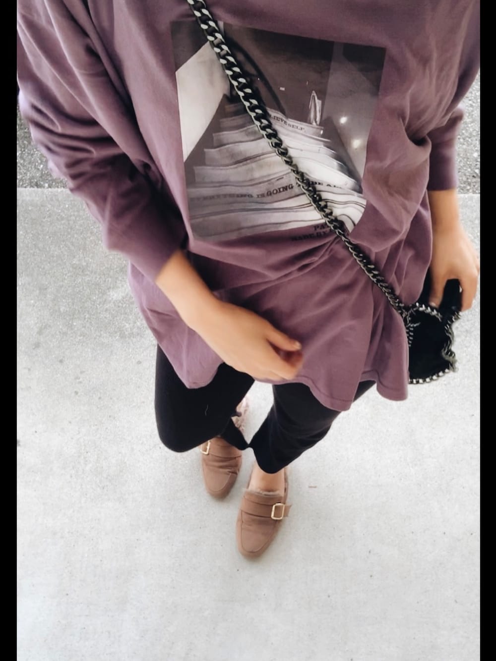 ブラック系のTシャツ/カットソー、ブラック系のレギンス/スパッツを着用したレディースの秋コーディネートの1枚目の写真