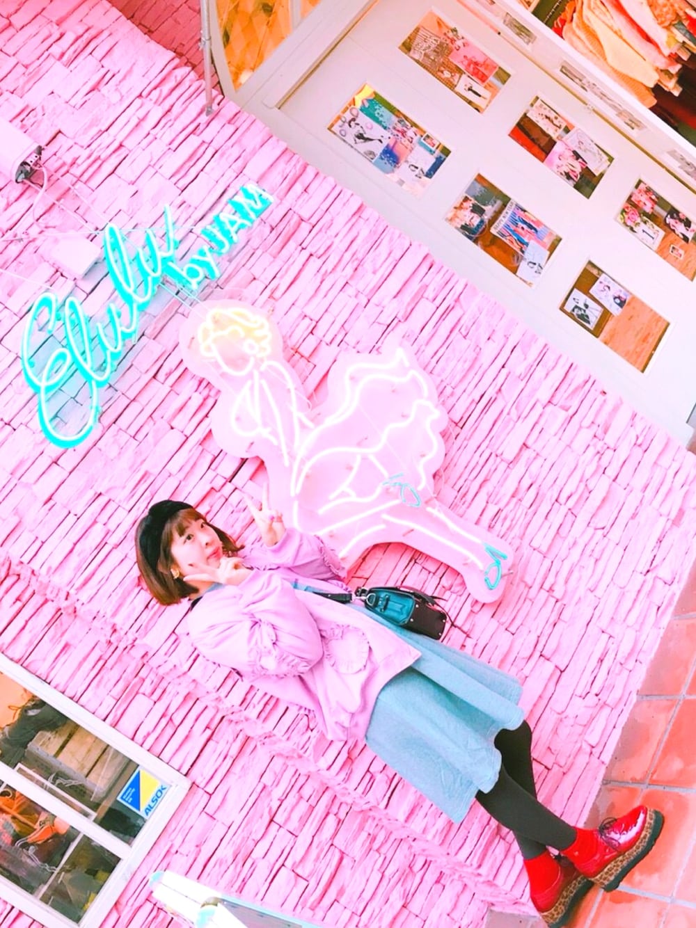 「キャンディストリッパー、Candy Stripper、カオリノモリ、ピンク、靴下屋、ワントーンコーデ、MA-1、シンプル」｜「靴下屋のアイテム（ソックス/靴下、レッド系）」を使った、ミサキさん（レディース・168cm）の冬コーディネートの1枚目の写真