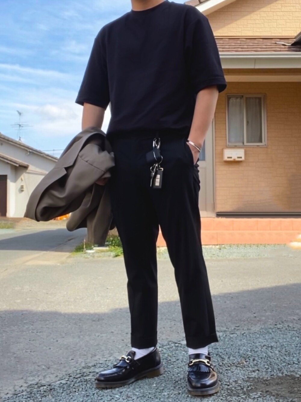 「ender products、UNIQLO、Dr.Martens、オールブラック、春コーデ、きれいめカジュアル、大人カジュアル、低身長」｜「UNIQLOのエアリズムコットンオーバーサイズTシャツ（5分袖）（Tシャツ/カットソー、ブラック系）」を使った、Hytさん（メンズ・164cm）の冬コーディネートの1枚目の写真