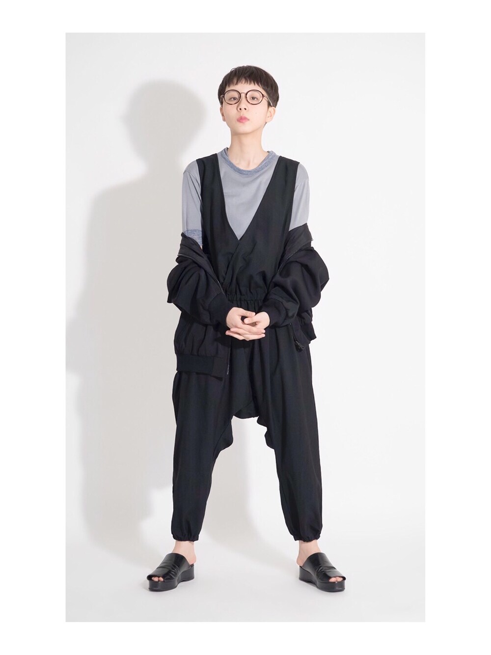 「オトナカジュアル、春コーデ、MA-1、モノトーン、サロペット、シンプル」｜「Y'sのアイテム（MA-1、ブラック系）」を使った、PLAYFULさん（レディース・157cm）の夏コーディネートの1枚目の写真