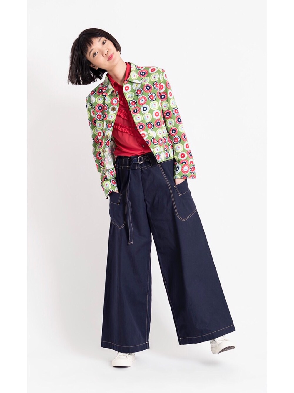 グリーン系のジャケット/アウター、レッド系のシャツ/ブラウス、ブルー系のデニムパンツを着用したレディースの秋コーディネートの1枚目の写真