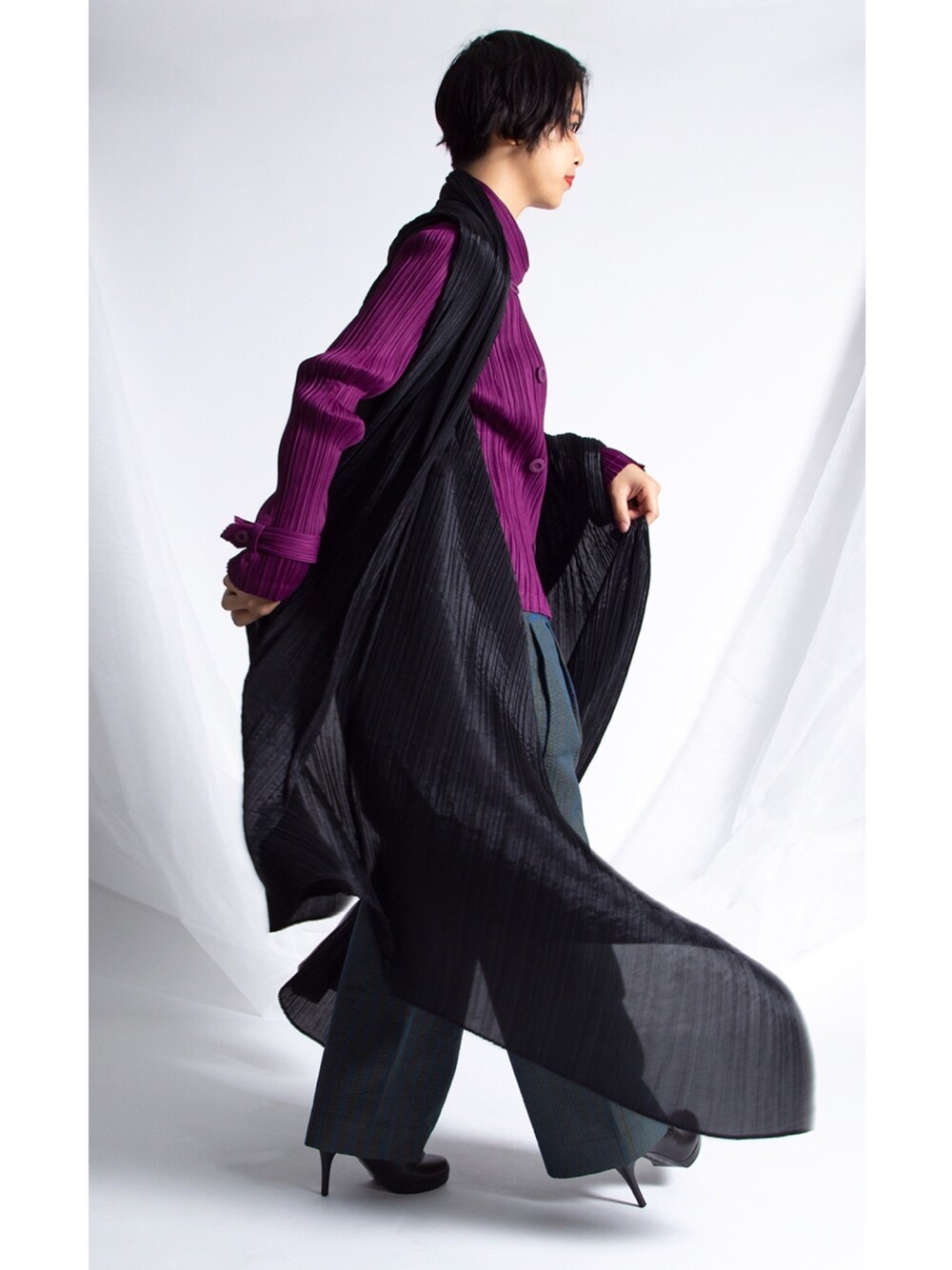パープル系のジャケット/アウター、グリーン系のパンツ、ブラック系のシューズを着用したレディースの春コーディネートの1枚目の写真