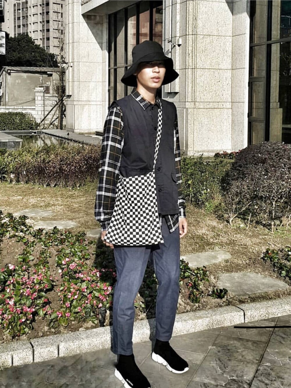 「BALENCIAGAのアイテム（スニーカー、ブラック系）」を使った、陳郡霆さん（メンズ・176cm）の夏コーディネートの1枚目の写真