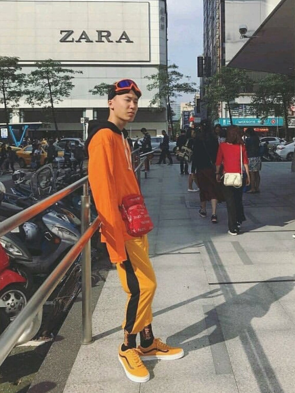 「Supreme のアイテム（ショルダーバッグ、レッド系）」を使った、陳郡霆さん（メンズ・176cm）の夏コーディネートの1枚目の写真