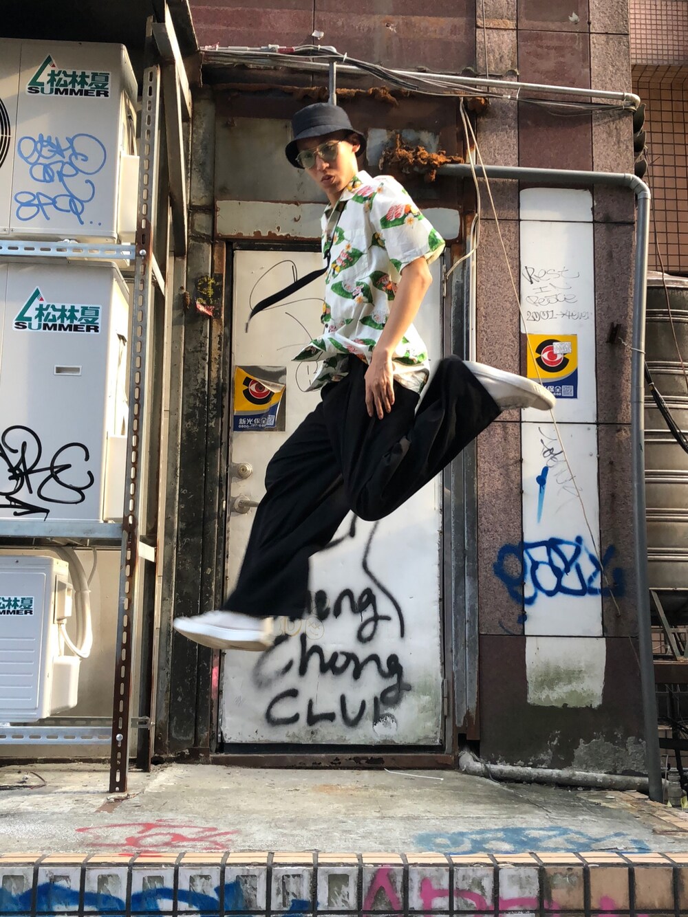 「CONVERSEのアイテム（スニーカー、ベージュ系）」を使った、陳郡霆さん（メンズ・176cm）の夏コーディネートの1枚目の写真
